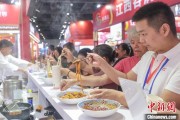 汉程黄历“嗦粉”经济火热 中国多地“食力”出圈